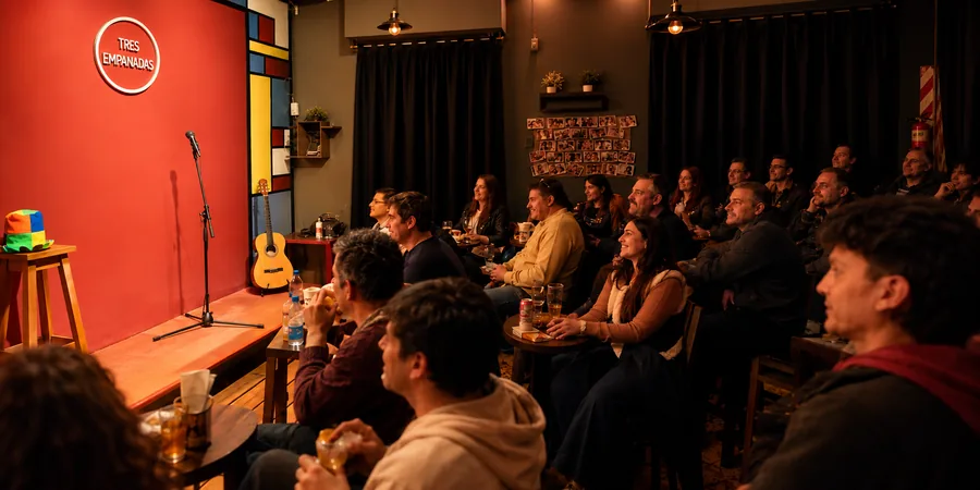Público en una función de stand up en Tres Empanadas, La Plata