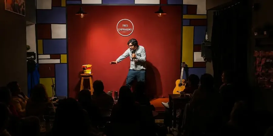 Comediante en el escenario de Tres Empanadas