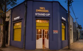 Fachada violeta de Tres Empanadas de noche, en 43 y 22