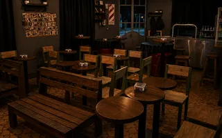 Salón de Tres Empanadas con mesas y bancos de madera